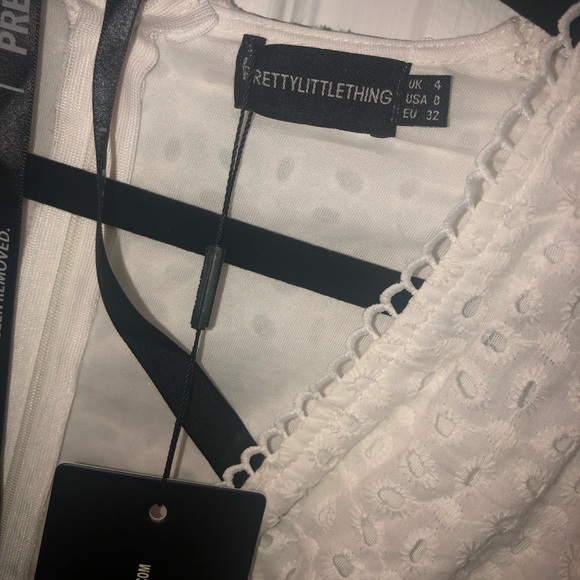 White lace deep-V dress - Picture 3 of 3